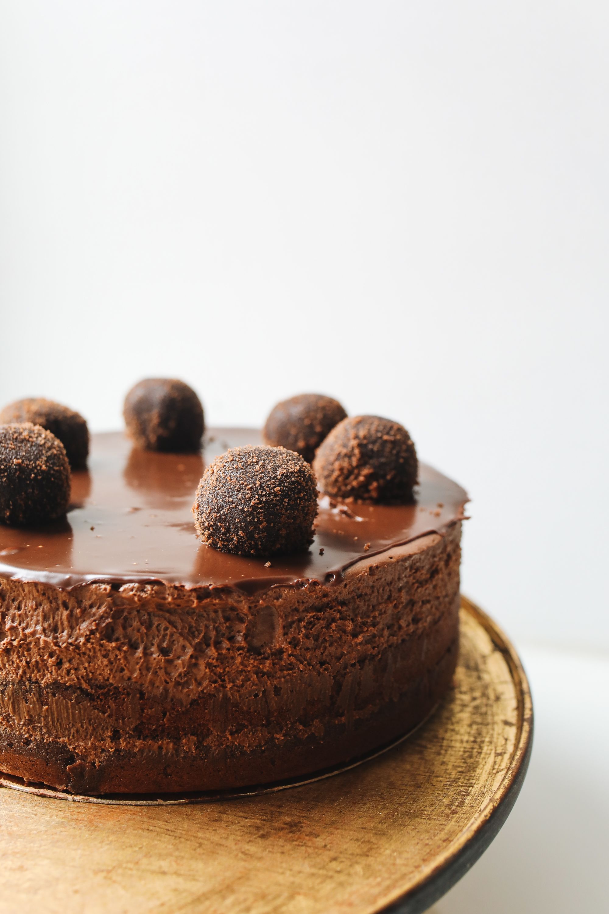 Chokladkaka med kakaotäckta bollar på ett fat.
