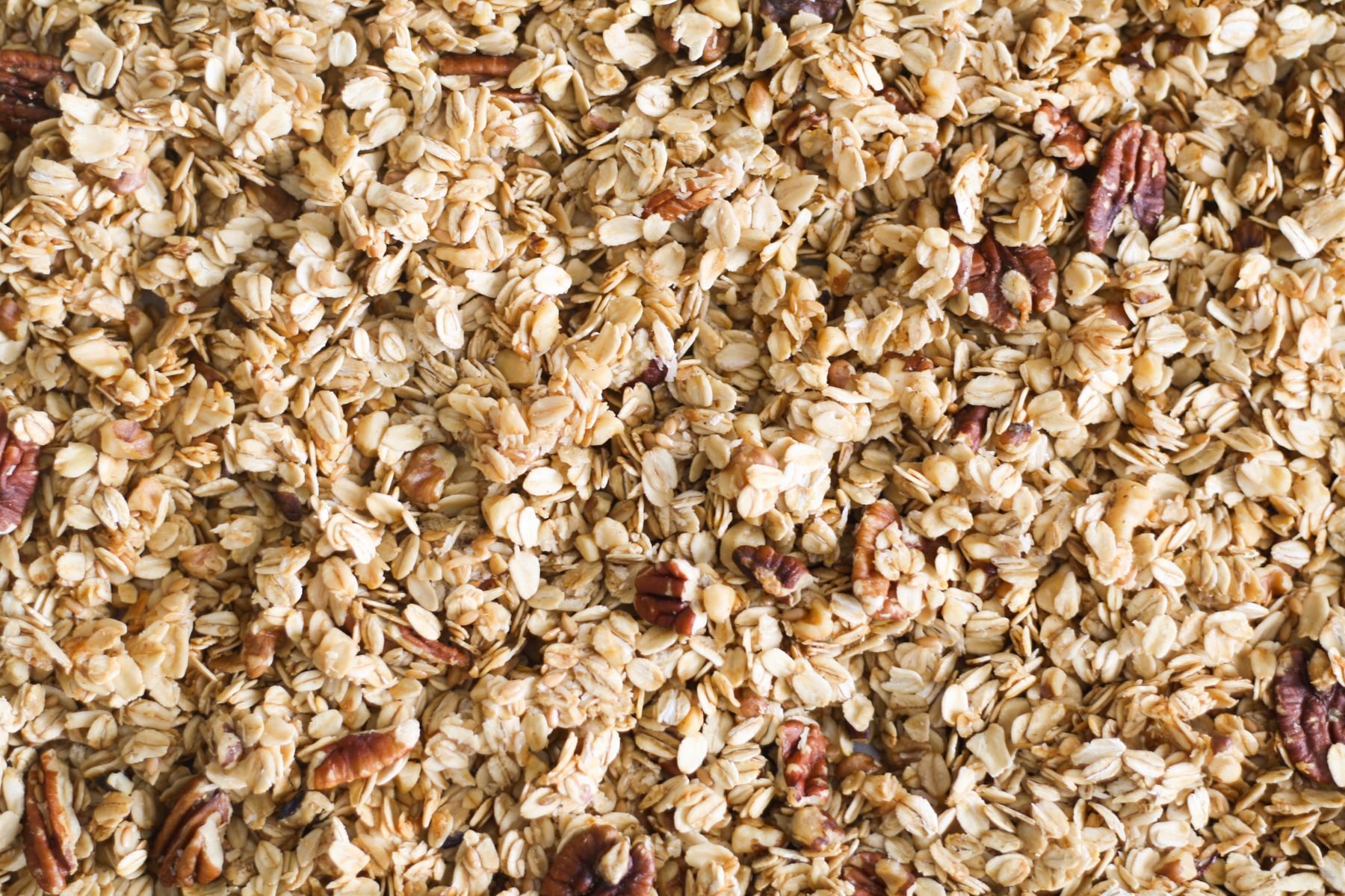 Nyröstad granola med havre och pecannötter, kant i kant.