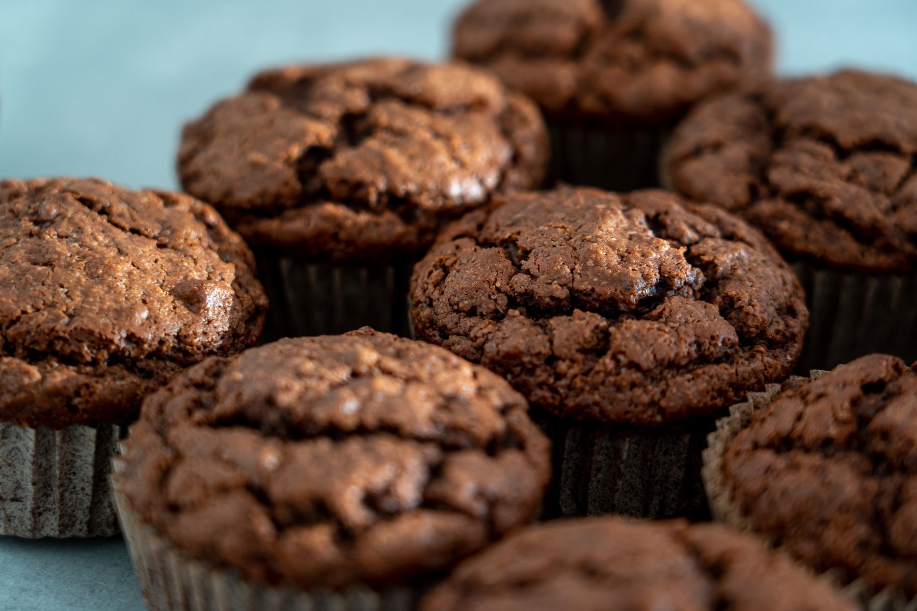 Mörka chokladmuffins i formar, nära inpå.
