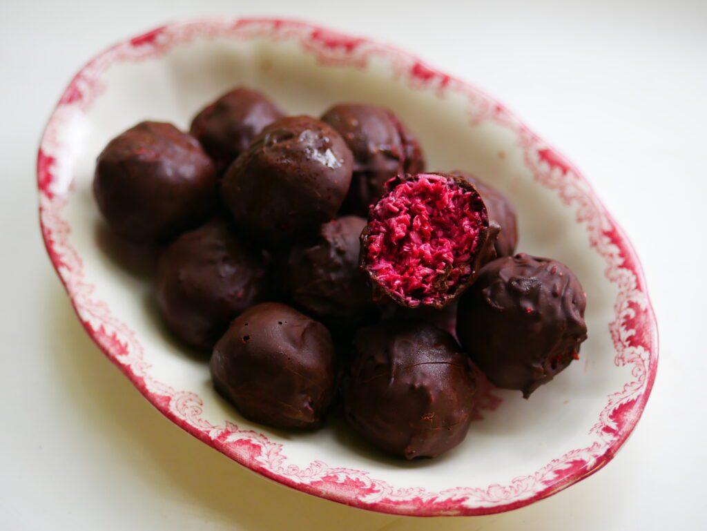 rawfoodbollar med choklad och hallon