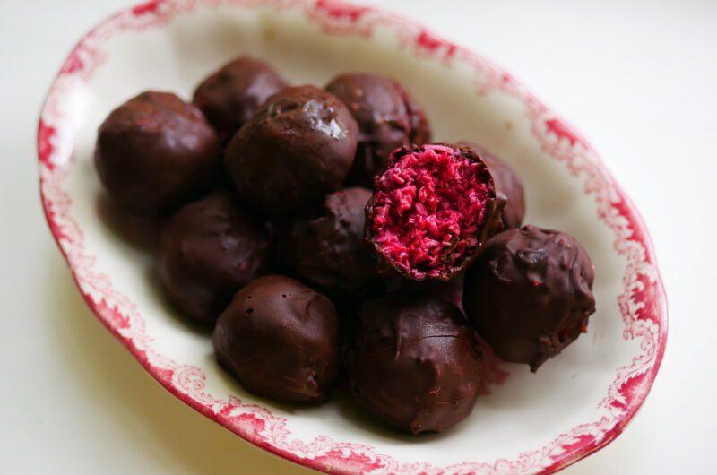 Rawfoodbollar med hallon och choklad